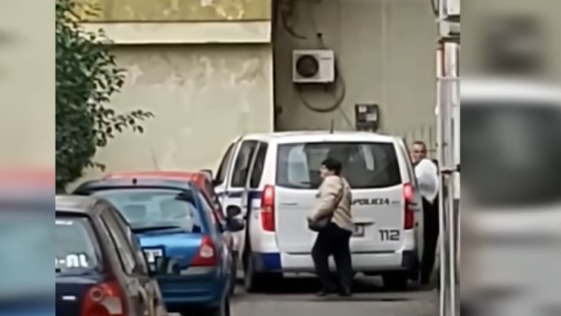 Η στιγμή που ο αστυνομικός διοικητής κλέβει την ανθρωπιστική βοήθεια που εστάλη στην Αλβανία (vid)