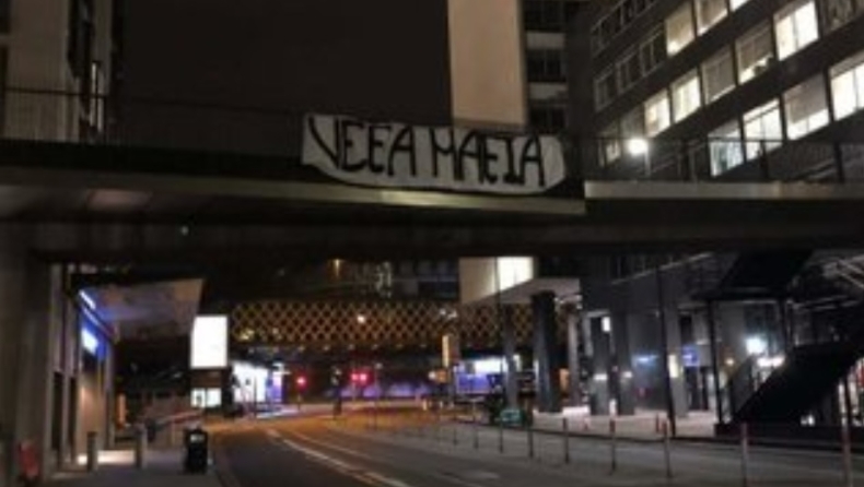 Άγιαξ: Οι οπαδοί γέμισαν το Λονδίνο με πανό «UEFA Mafia» (pics)
