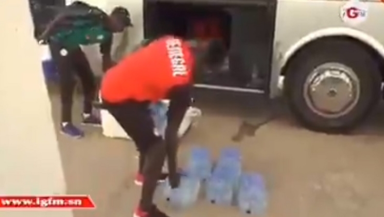 Ο Μανέ βοηθάει ακόμα και στα νερά στην εθνική Σενεγάλης! (vid)