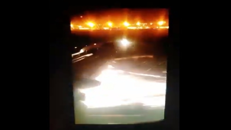 Η στιγμή που ρόδα Boeing 737 σπάει κατά την προσγείωση και σπίθες πετάγονται παντού (pics & vids)