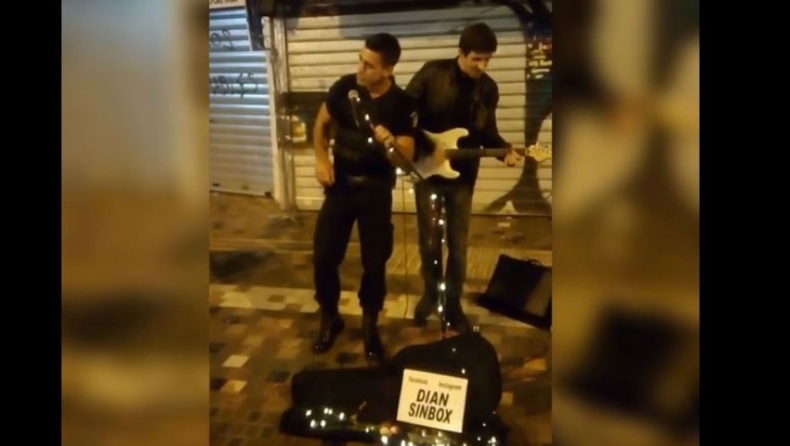 Αστυνομικός στο Μοναστηράκι πήρε το μικρόφωνο από καλλιτέχνη του δρόμου και είπε το Stand By Me (vid)