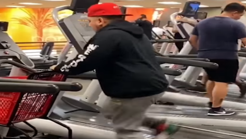 Προπονείται για την Black Friday: Έτρεχε με το καροτσάκι του σούπερ μάρκετ πάνω σε διάδρομο γυμναστικής (vid)