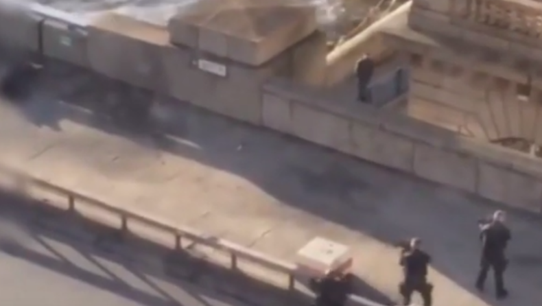Η στιγμή που αστυνομικοί πυροβολούν τον ύποπτο στη γέφυρα του Λονδίνου, δύο νεκροί (vids)