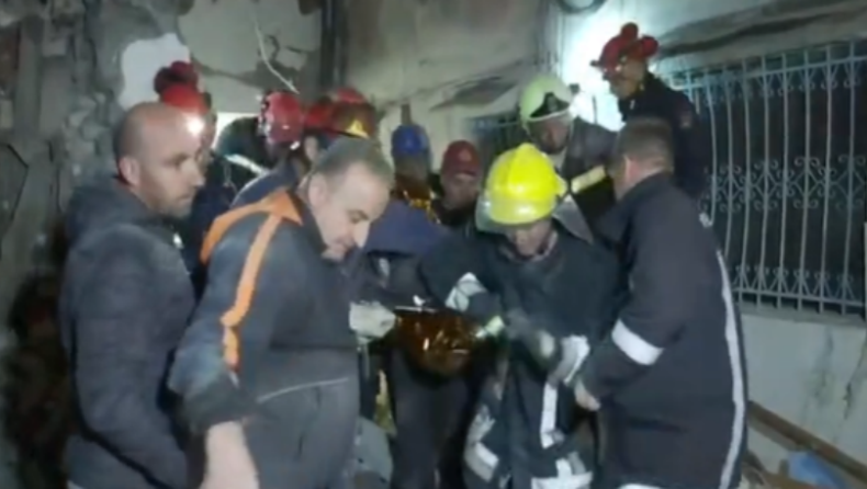 Έλληνες διασώστες βγάζουν ζωντανή γυναίκα από τα συντρίμμια κτιρίου στην Αλβανία (vid)