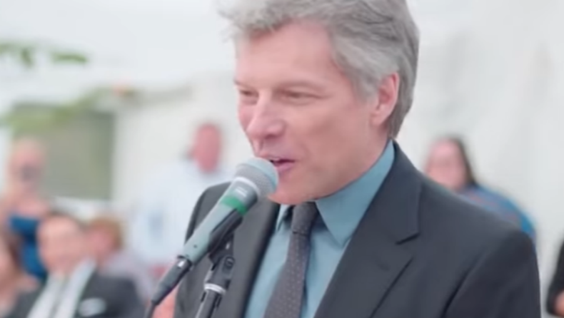 Ο Jon Bon Jovi παρέχει δωρεάν γεύματα σε άπορους