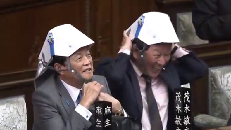 Οι βουλευτές στην Ιαπωνία ντύθηκαν... stormtroopers από το Star Wars και έκαναν άσκηση για σεισμό (pics & vids)