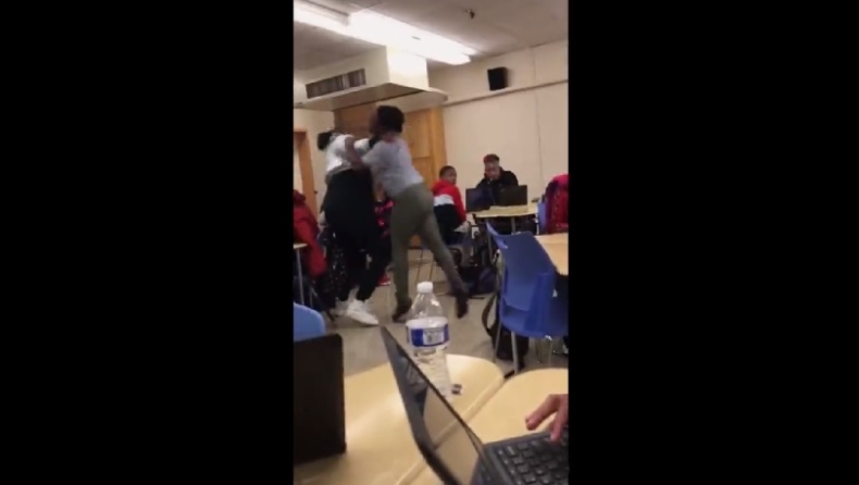 Καθηγήτρια εκτός εαυτού επιτίθεται σε μαθήτριά της με μπουνιές μέσα στην τάξη (vid)