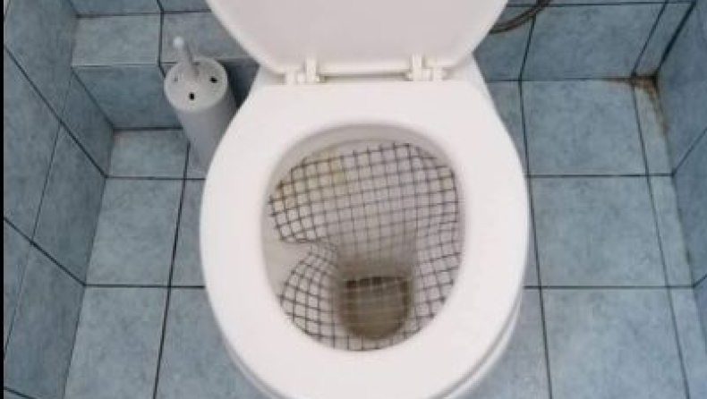 Μυθική ανακοίνωση σε γυναικεία τουαλέτα από τύπο που έβαλε δίχτυ στην λεκάνη (pics)