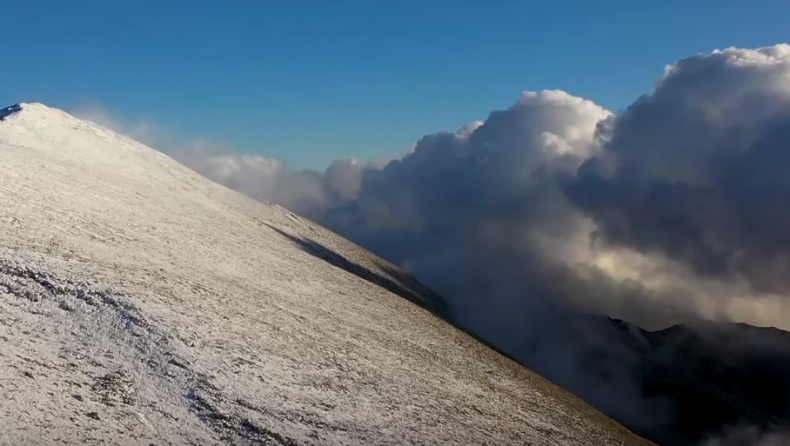Το έστρωσε στον Παρνασσό: Εντυπωσιακό βίντεο με τα χιόνια από drone (vid)