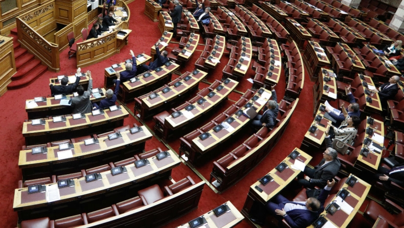 Προκαλούν στην Βουλή: Δώρο 1.500 ευρώ σε βουλευτές και δημοσιογράφους