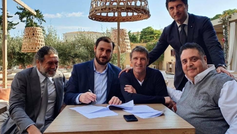 AEK: Η στιγμή της υπογραφής του Καρέρα με Λυσάνδρου και Ίβιτς! (pic)