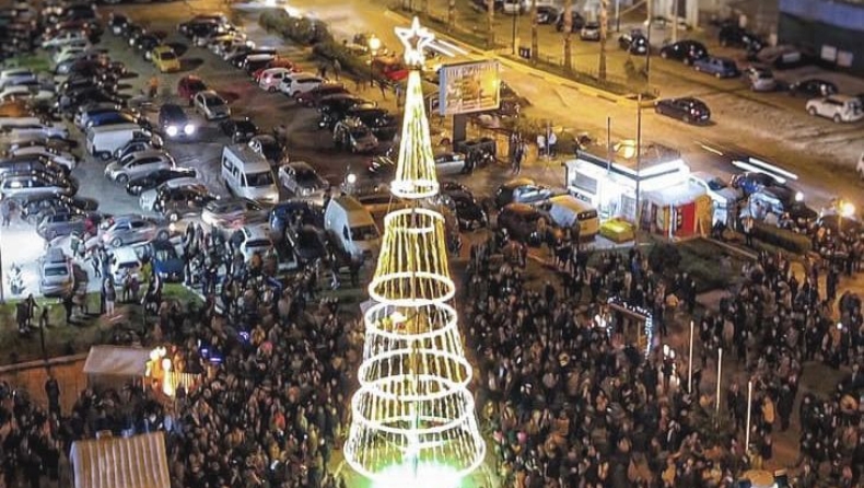 Σαλαμίνα: Φωταγωγήθηκε το χριστουγεννιάτικο δέντρο, ύψους είκοσι μέτρων! (pics)