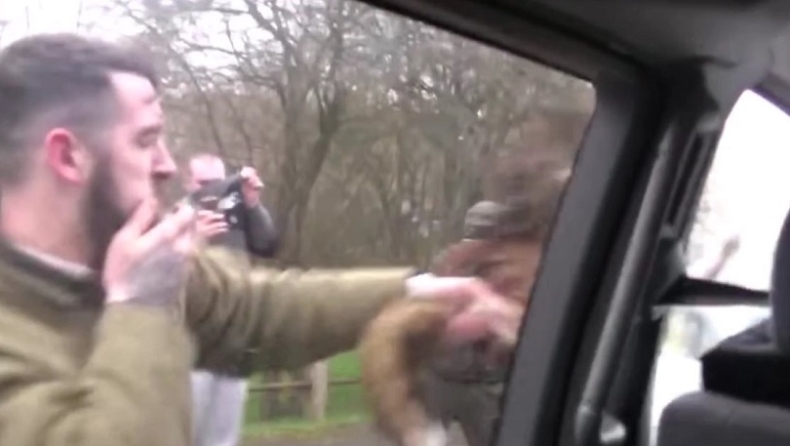Κυνηγός χτυπάει το αυτοκίνητο ακτιβιστών με νεκρή αλεπού (pics & vid)