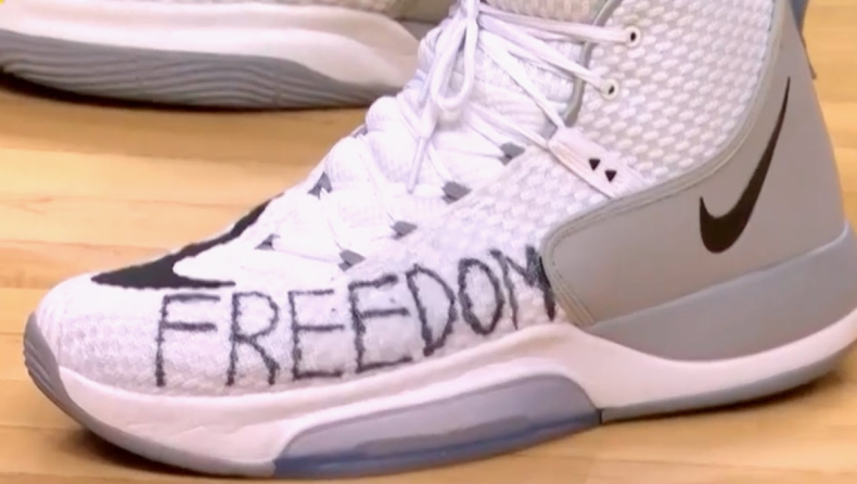 Ο Καντέρ έγραψε «ελευθερία» στα παπούτσια του! (pic)