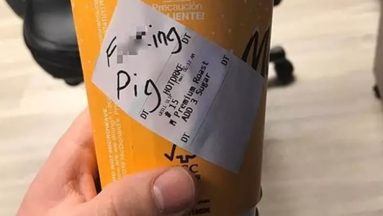 Λύθηκε το μυστήριο με το «γουρούνι» που ήταν γραμμένο πάνω στον καφέ αστυνομικού (pics)