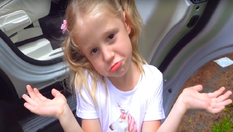 Κοριτσάκι 5 ετών με εγκεφαλική παράλυση έβγαλε 18 εκατ. δολάρια στο YouTube σε έναν χρόνο (vids)