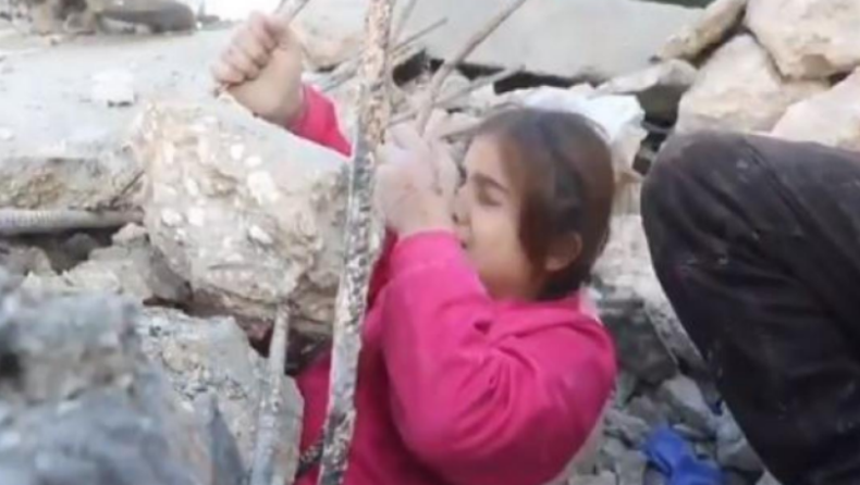 Κοριτσάκι στη Συρία απεγκλωβίζεται μετά από βομβαρδισμό και ρωτάει «Πού είναι η μαμά μου;» (vid)