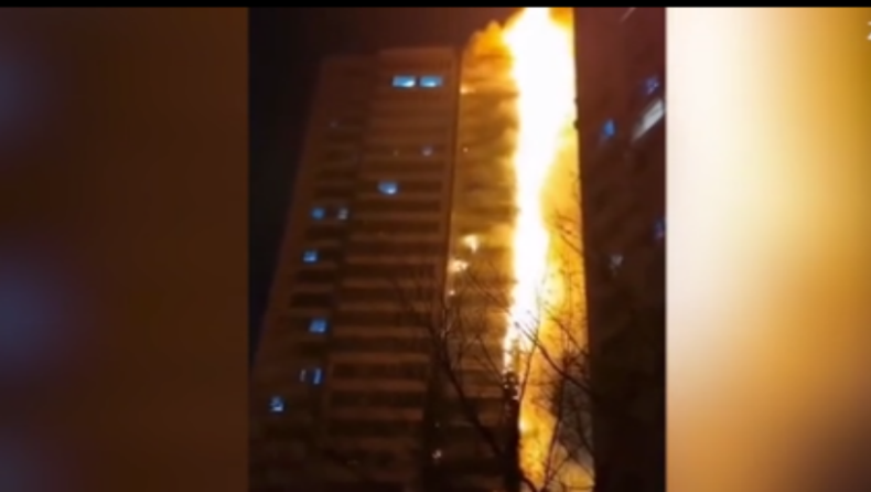 Η στιγμή που κτίριο 25 ορόφων τυλίγεται στις φλόγες μέσα σε λίγα δευτερόλεπτα (vid)