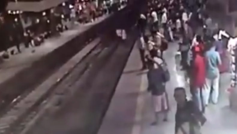 Η στιγμή που αστυνομικός σώζει την ζωή ενός άνδρα που περπατούσε στις γραμμές του τρένου (vid)