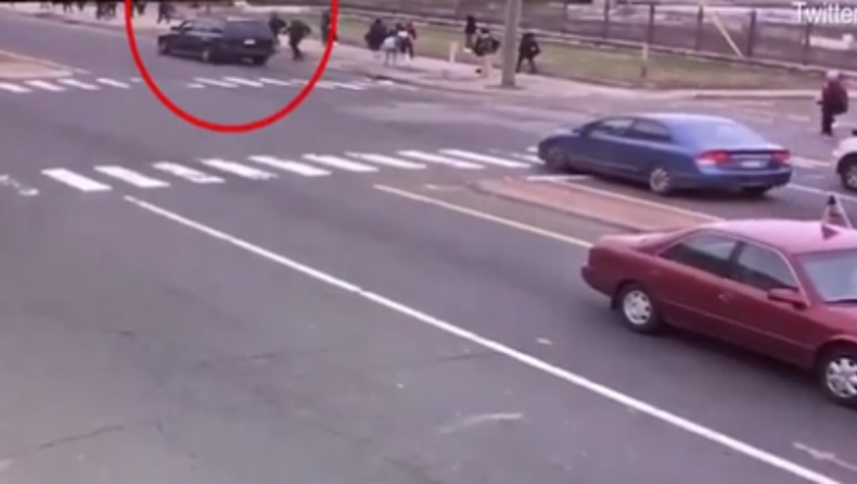 Αστυνομικός σταματάει αυτοκίνητο που τρέχει ανεξέλεγκτο χωρίς οδηγό και κατευθύνεται πάνω σε παιδιά (vid)