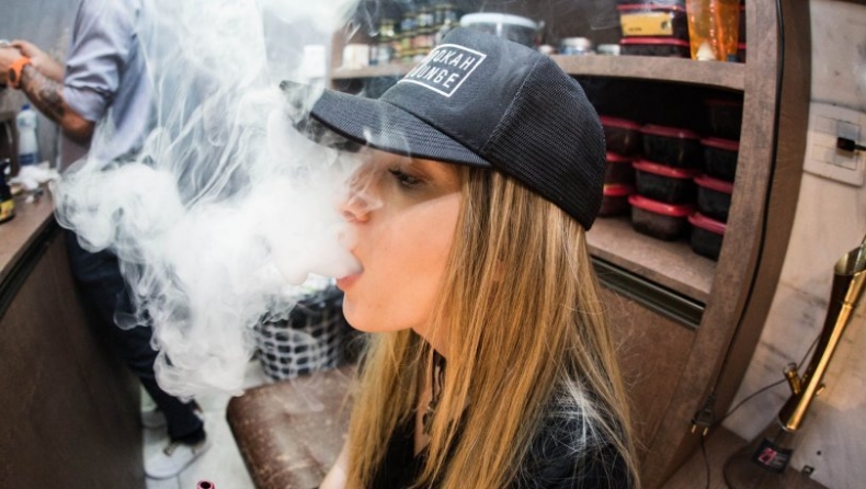 ΗΠΑ: Στα 21 αυξήθηκε η νόμιμη ηλικία για την αγορά προϊόντων καπνού και ατμίσματος