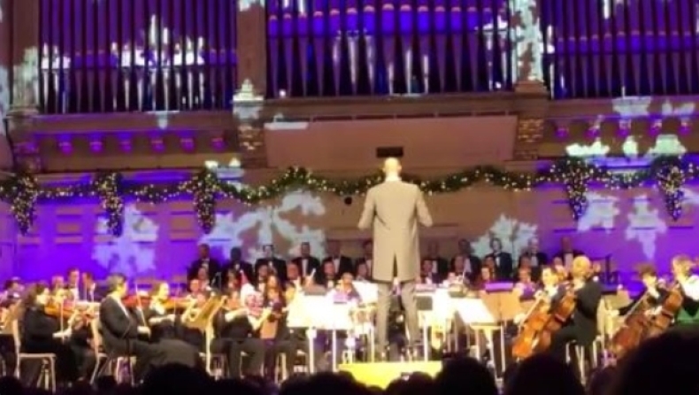 Ο Τάκο Φολ έγινε διευθυντής ορχήστρας στο «Symphony Hall» (vid)