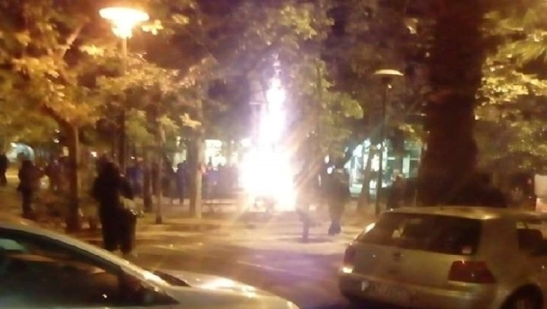 Η στιγμή που αντιεξουσιαστές βάζουν φωτιά στο δέντρο της πλατείας των Εξαρχείων (vid)