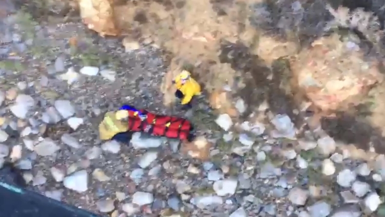 Μία 32χρονη έπεσε από βράχους ύψους 30 μέτρων επειδή «χάζευε» στο κινητό της (vid)