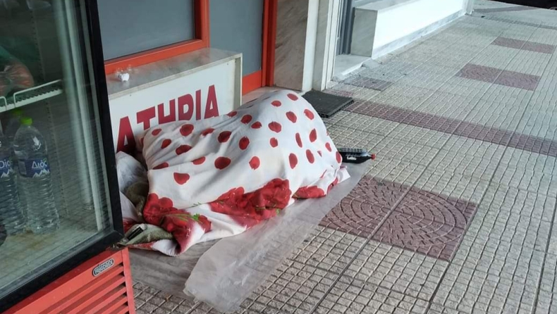 Iσπανός κοιμόταν σε πεζοδρόμιο της Ξάνθης από... άποψη: Είχε λεφτά για φαγητό