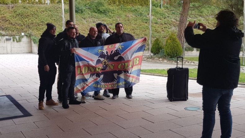 ΑΕΚ: Οπαδοί περίμεναν την αποστολή στο ξενοδοχείο
