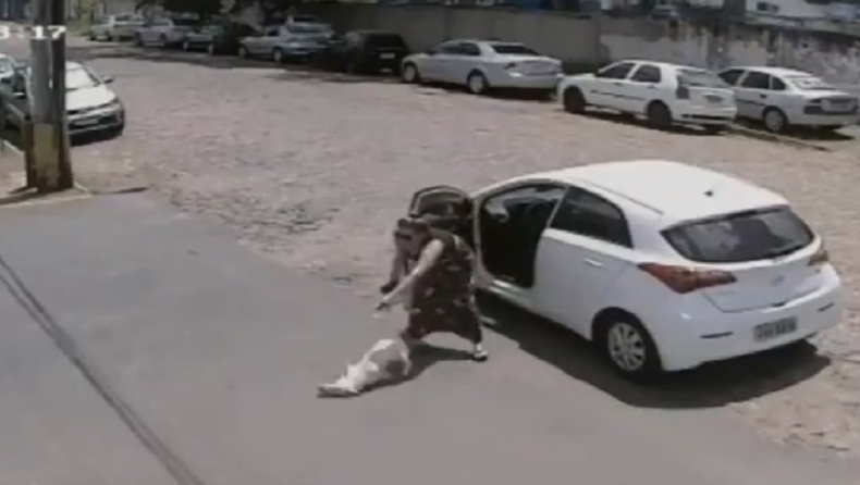 Γυναίκα κατεβάζει τον κουτσό σκύλο της από το αυτοκίνητο και τον εγκαταλείπει (vid)