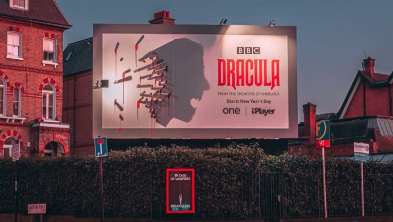 Ο Δράκουλας του BBC ξεπροβάλει σε πινακίδα ενώ νυχτώνει, μέσα από αίματα και παλούκια (pic & vids)