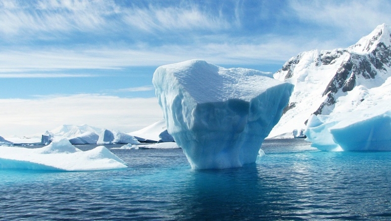 Εντόπισε μυστηριώδη κατασκευή στην Ανταρκτική μέσω του Google Earth (vid)
