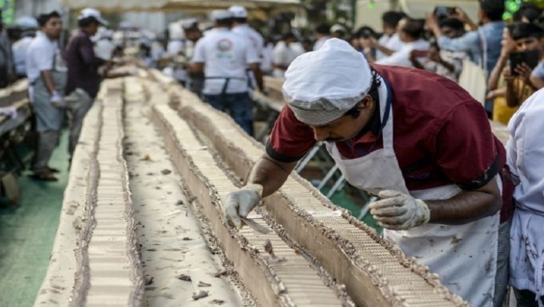 Νέο ρεκόρ: Κέικ 6,5 χιλιομέτρων και 27 τόνων παρασκεύασαν 1.500 σεφ και ζαχαροπλάστες (vid)