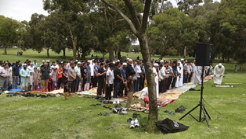 Χριστιανοί και μουσουλμάνοι προσεύχονται μαζί να βρέξει στις φωτιές της Αυστραλίας (vid)