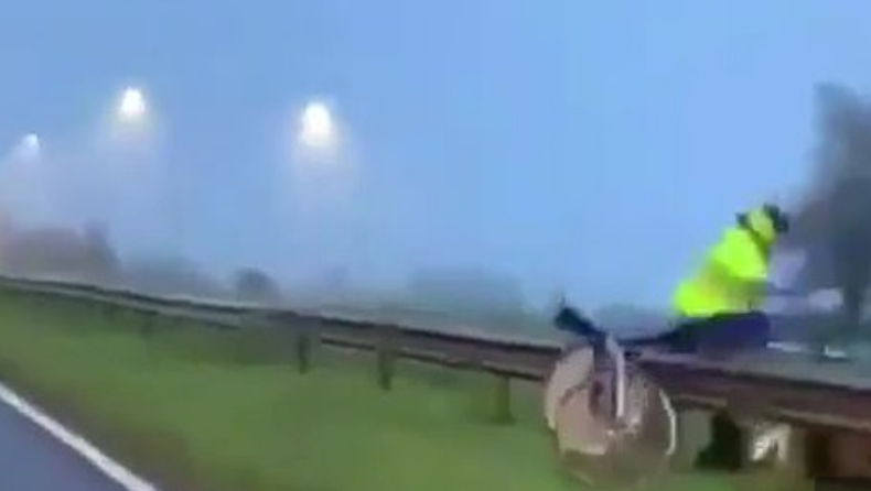 Η στιγμή που άλογο πέφτει με ταχύτητα πάνω σε προστατευτική μπάρα κατά την διάρκεια παράνομων αγώνων (vid)