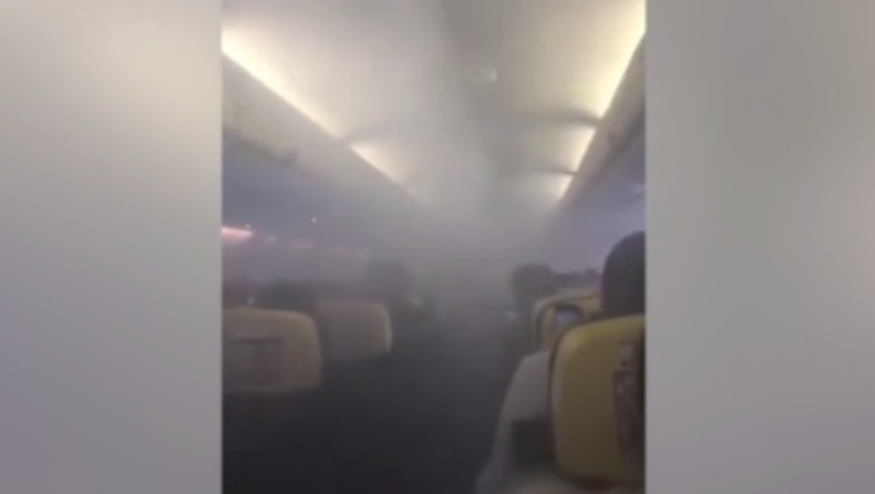 Πτήση τρόμου: Γέμισε με καπνό η καμπίνα αεροσκάφους (vid)