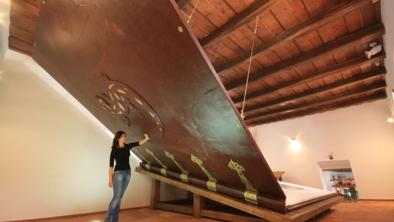 Το μεγαλύτερο βιβλίο στον κόσμο: Ζυγίζει 1,5 τόνο με διαστάσεις 4,18 επί 3,77 μέτρα (vid)