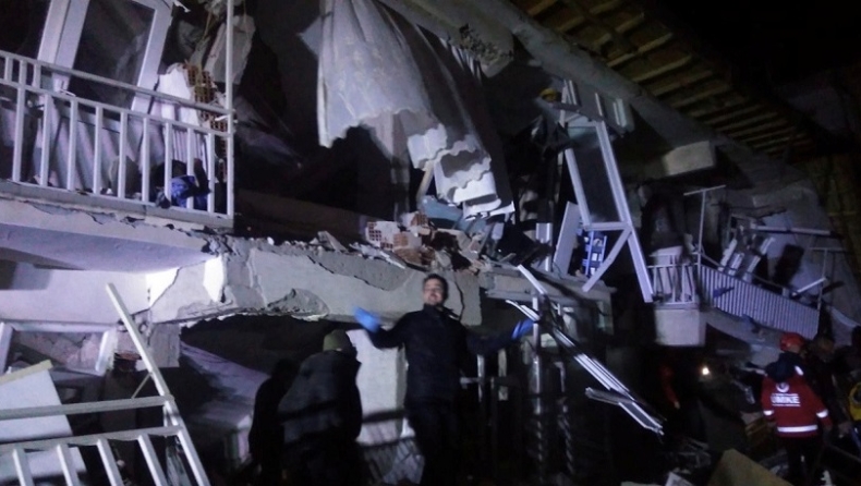 Τουλάχιστον 14 οι νεκροί από τον ισχυρό σεισμό στην Τουρκία, ξεπερνούν τους 300 οι τραυματίες! (pics & vids)