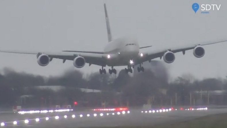 Η συγκλονιστική προσγείωση ενός Airbus A380 της Etihad εν μέσω του κυκλώνα «Ντένις» (vid)