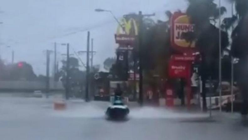 Τύπος πήγε με τζετ σκι για μπέργκερ στα McDonald's λόγω πλημμύρας (vid)