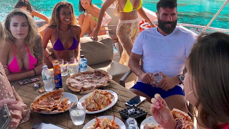 O Dan Bilzerian ψάχνει τίτλο για την αυτοβιογραφία του και δίνει 5.000 σε όποιον τον βρει (pics)