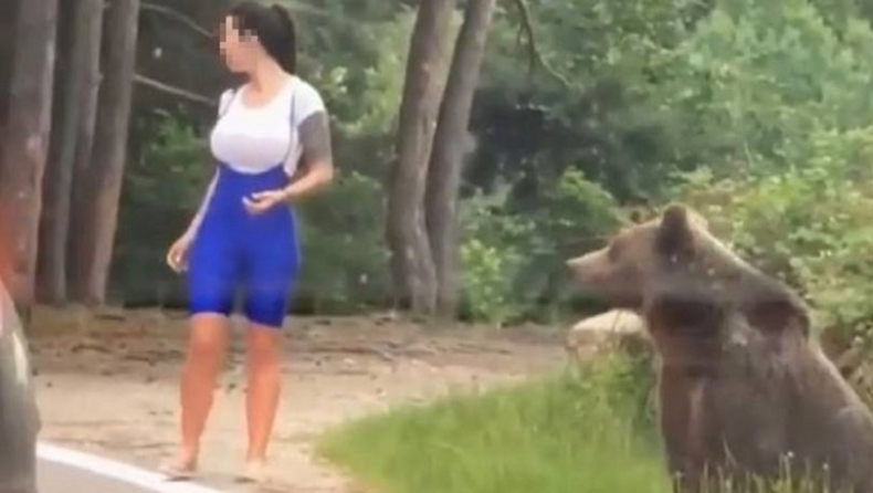 Αρκούδα επιτίθεται σε γυναίκα που προσπαθεί να βγάλει φωτογραφία μαζί της (vid)