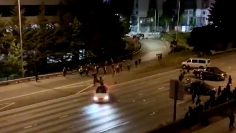 Σιάτλ: Παγώνει το αίμα βίντεο που δείχνει αυτοκίνητο να πέφτει πάνω σε διαδηλωτές (vid)