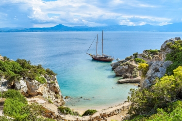 Η φημισμένη λουτρόπολη, η... άλλη λίμνη Βουλιαγμένης και ο φάρος με το ωραιότερο ηλιοβασίλεμα