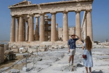 Guardian: Οργή για τις πριβέ ξεναγήσεις στην Ακρόπολη έναντι 5.000 ευρώ - «Το επόμενο είναι προτάσεις γάμου»