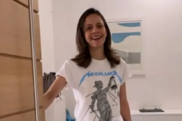 Η Έφη Αχτσιόγλου στο TikTok: Με μπλούζα Metallica και κάλτσες - «Γεια, είμαι η Έφη» (vid)