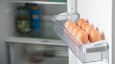 Το λάθος που κάνουμε όλοι: Γιατί δεν πρέπει να βάζουμε τα αυγά στην πόρτα του ψυγείου