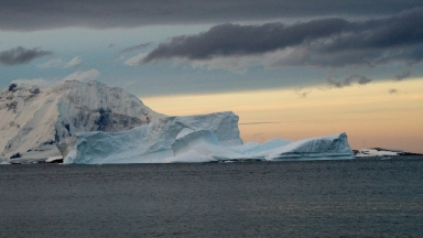 Ανήσυχοι οι επιστήμονες για τον «παγετώνα της Ημέρας της Κρίσεως»: Επιταχύνει την άνοδο της στάθμης της θάλασσας (vid)