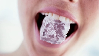 Παγοφαγία: Η ψυχαναγκαστική συνήθεια και ο αντίκτυπός της στην οδοντική υγεία (vid)